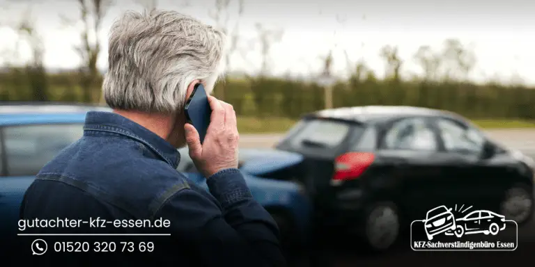 Ein Mann ist von hinten zu sehen, wie er nach einem Autounfall telefoniert. Im Hintergrund stehen zwei kollidierte Fahrzeuge. Die Internetadresse gutachter-kfz-essen.de und die Telefonnummer bzw. WhatsApp-Nummer 015203207369 sind im Bild eingeblendet.