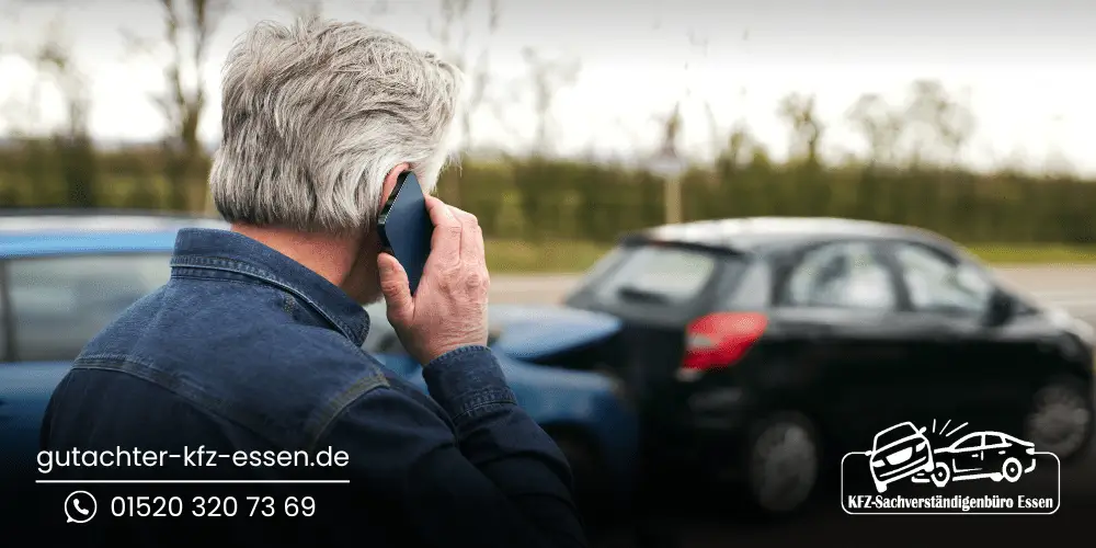 Ein Mann ist von hinten zu sehen, wie er nach einem Autounfall telefoniert. Im Hintergrund stehen zwei kollidierte Fahrzeuge. Die Internetadresse gutachter-kfz-essen.de und die Telefonnummer bzw. WhatsApp-Nummer 015203207369 sind im Bild eingeblendet.