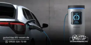 Man sieht ein Elektroauto, das gerade an einer Ladestation lädt. Ein Ladekabel ist am Auto angeschlossen und führt zur Ladesäule, an der das Fahrzeug mit Strom versorgt wird. Die Internetadresse gutachter-kfz-essen.de und die Telefonnummer bzw. WhatsApp-Nummer 015203207369 sind im Bild eingeblendet.
