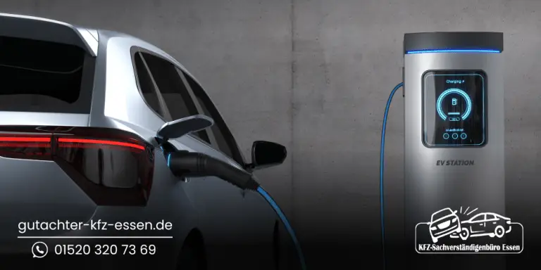 Man sieht ein Elektroauto, das gerade an einer Ladestation lädt. Ein Ladekabel ist am Auto angeschlossen und führt zur Ladesäule, an der das Fahrzeug mit Strom versorgt wird. Die Internetadresse gutachter-kfz-essen.de und die Telefonnummer bzw. WhatsApp-Nummer 015203207369 sind im Bild eingeblendet.